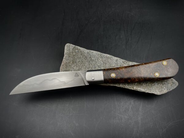 "Swayback" acier carbone et loupe d'érable noire